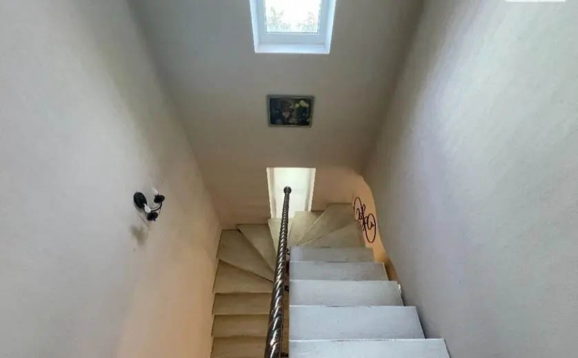 838